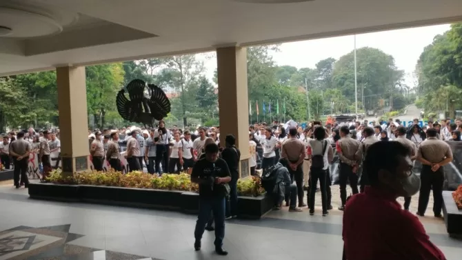 Tak Terima Dekannya Disomasi Mwa Uns Ratusan Mahasiswa Fkor Geruduk