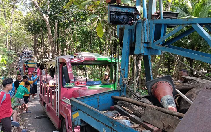 Tak Kuat Menanjak Kereta Kelinci Pengangkut Rombongan Lansia Terguling