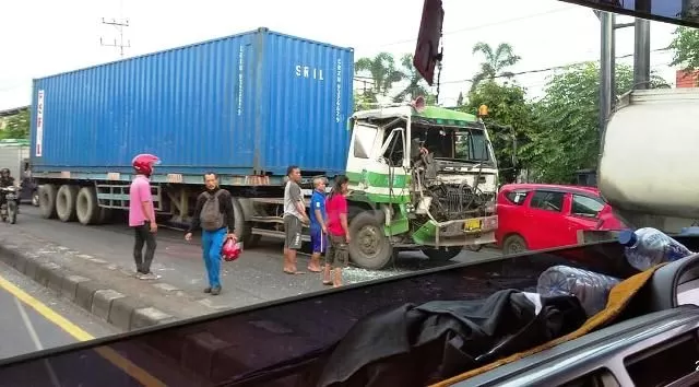 Sopir Kaget Truk Trailer Hantam Truk Tronton Radar Surabaya