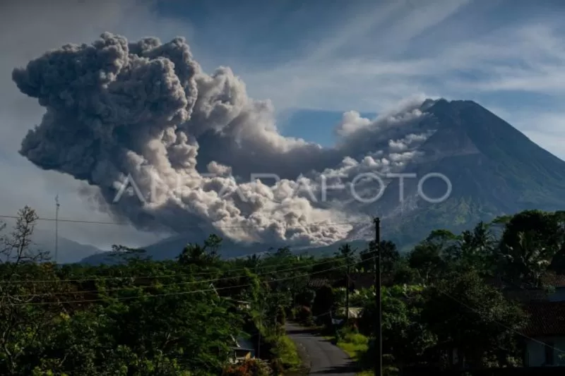 Gunung Merapi Kembali Luncurkan Awan Panas Guguran Pada Minggu Pagi