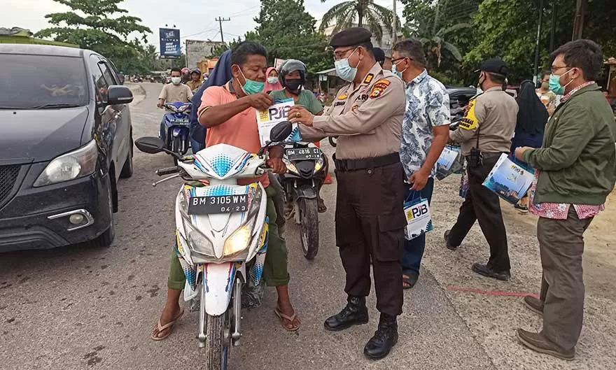 Polsek Tenayan Raya Berbagi Takjil Dan Sembako Riau Pos