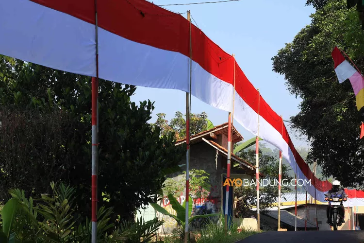 Foto Sambut Hut Ke Ri Warga Kampung Pangkalan Pasang Bendera