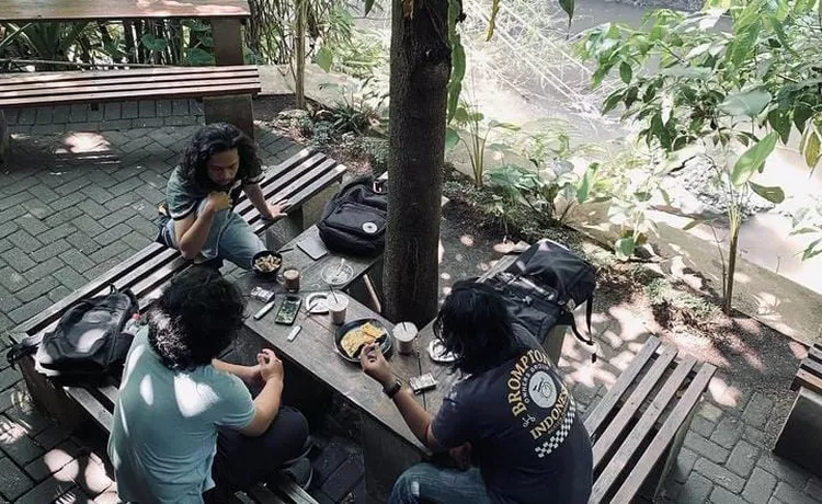 Rekomendasi Cafe Tepi Sungai Yang Ada Di Malang Yuk Cobain Sensasi