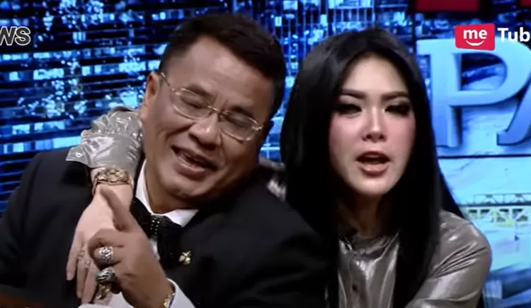 Nyelekitnya Ucapan Syahrini Saat Belikan Hotman Paris Sepatu Mahal