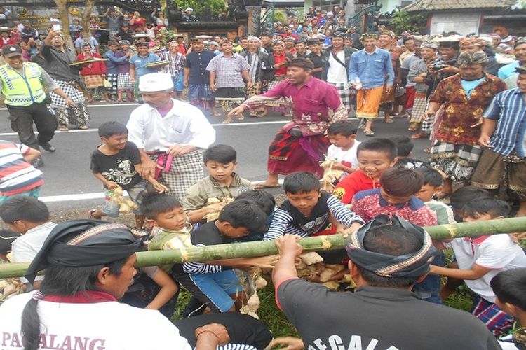 Desa Adat Kuta Gelar Nangluk Merana Bertepatan Kajeng Kliwon Uwudan