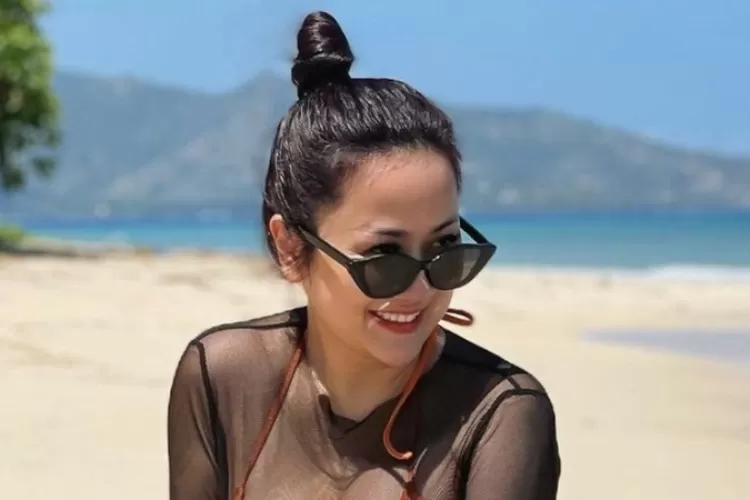 Tante Ernie Kenakan Dress Transparan Hingga Bikini Terlihat Netizen