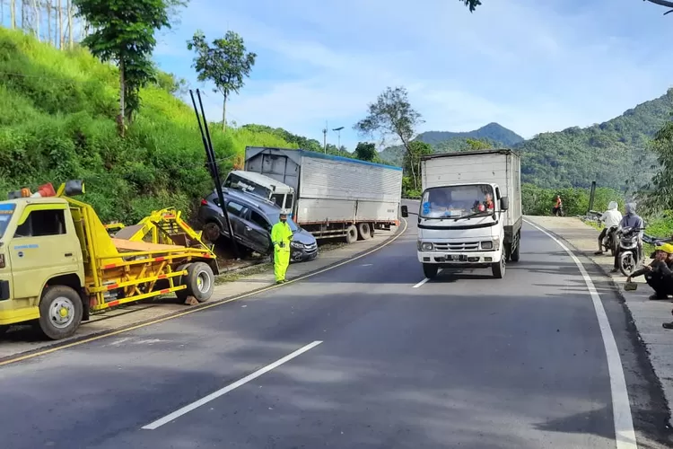 Kendaraan Tabrakan Beruntun Di Gentong Tasikmalaya Truk Fuso Rem