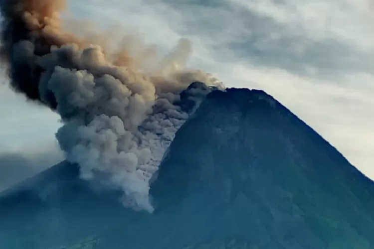 BPPTKG Sepekan Terjadi 116 Kali Guguran Lava Status Gunung Merapi