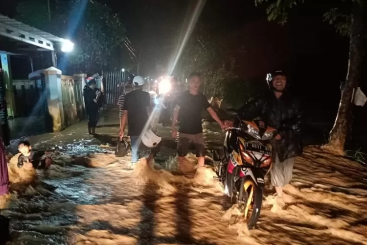 3 Kabupaten Dan Kota Di Jawa Barat Waspada Rawan Banjir Hingga Longsor