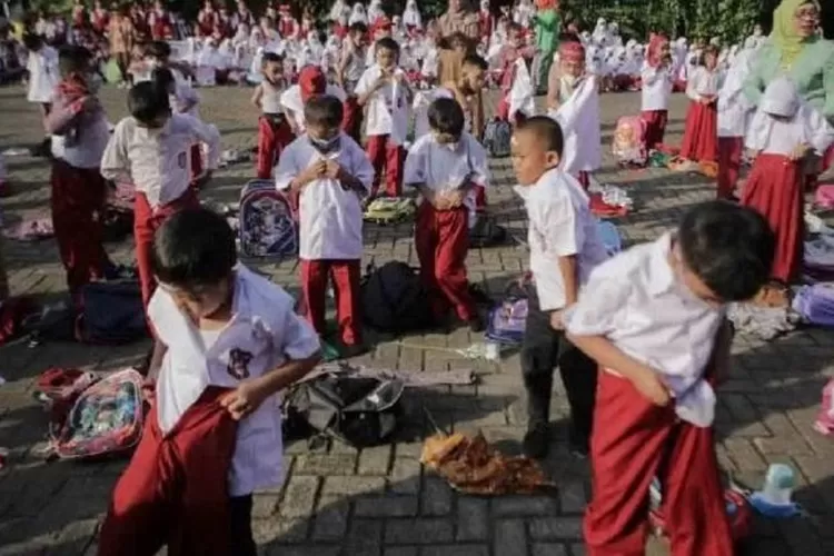 Tak Mendidik Sekolah Ini Gelar Lomba Ganti Baju Di Ruang Terbuka Saat