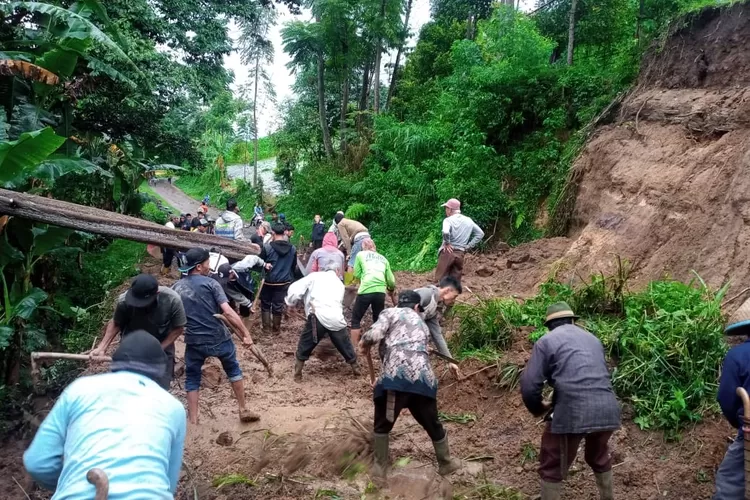 Diterjang Hujan Deras Bencana Longsor Terjang Titik Wilayah Bandung