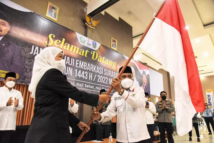 Sambut Jemaah Haji Kloter Terakhir Khofifah Bagikan Bendera Merah