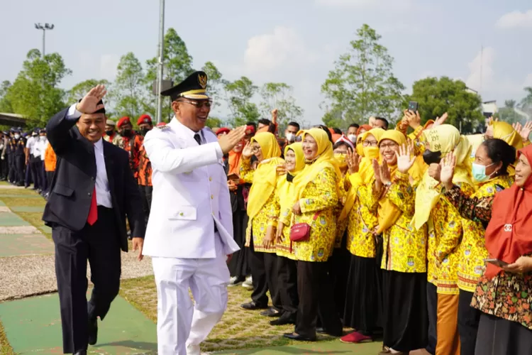 Walikota Cilegon Spontan Lari Menghampiri Peserta Upacara HUT RI Ke 77