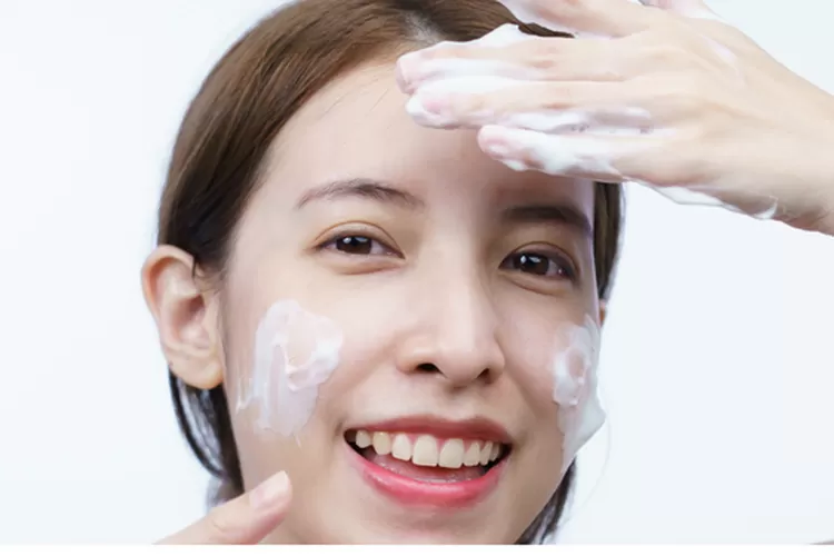 Rekomendasi Facial Foam Untuk Kulit Berminyak Dijamin Bebas Kilap