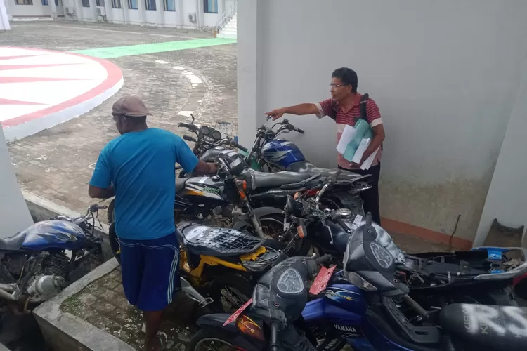 Kendaraan Yang Dilelang Pemkab Lembata Sudah Lama Parkir Di Kantor