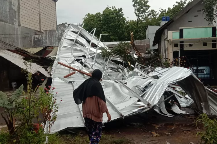 Hujan Deras Disertai Angin Kencang Akibatkan Rumah Dan Sd Di