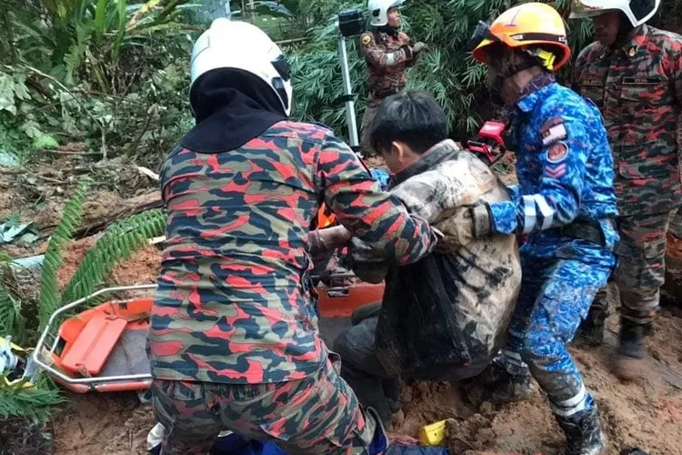 Orang Tewas Dalam Tragedi Tanah Longsor Di Malaysia Kilat