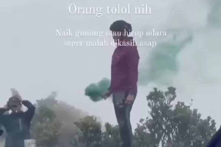 Viral Aksi Pendaki Nyalakan Bom Asap Di Puncak Gunung Gede Netizen