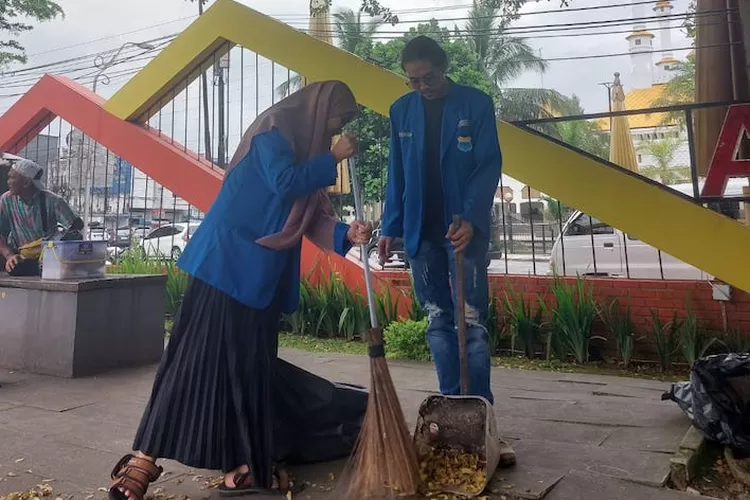 PMII IAIT Bersih Bersih Sampah Di Taman Kota Tasikmalaya Aktualisasi