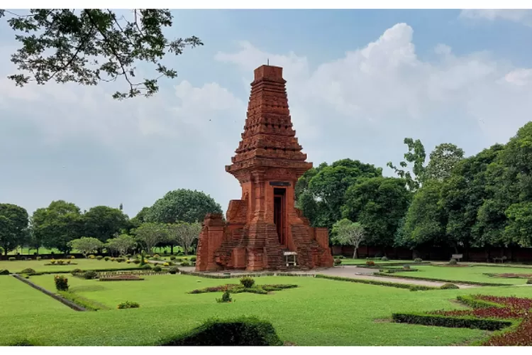 Menikmati Pesona Alam Di Wisata Sejarah Candi Bajang Ratu Mojokerto