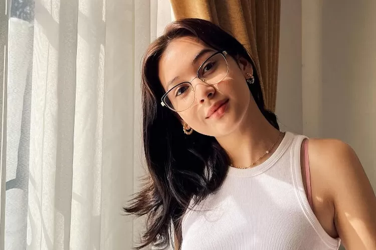 Apa Agama Sandrinna Michelle Intip Profil Biodata Umur Hingga Instagram Pacar Junior Roberts