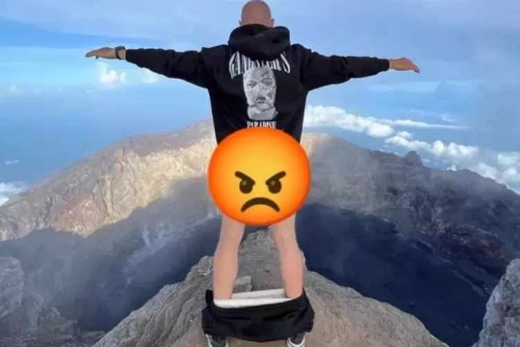 Viral Bule Rusia Unggah Foto Buka Celana Di Puncak Gunung Agung Bali