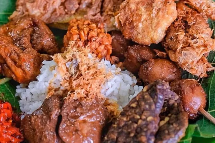 Alat Penyajian Kuliner Tradisional Nasi Jamblang Menggunakan Daun Apa