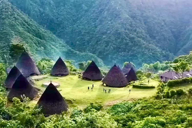 Keunikan Rumah Adat Mbaru Niang Suku Manggarai Wae Rebo Di Ntt Nomor