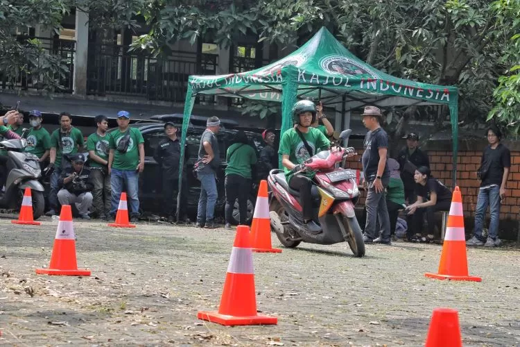 Ingatkan Keselamatan Berkendara Relawan Ganjar Gelar Safety Riding Driver Ojol Koran Gala