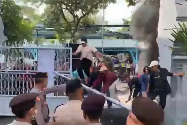 Demo Di Depan Kantor Dinas Pendidikan Jawa Timur Berakhir Ricuh Massa