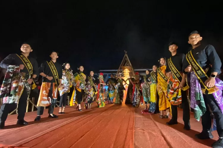 Keindahan Karya Batik Kontemporer Di Fashion Show Batik Lengger Idol