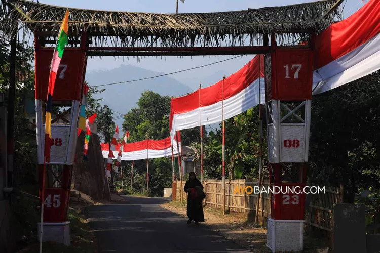 Foto Sambut Hut Ke Ri Warga Kampung Pangkalan Pasang Bendera