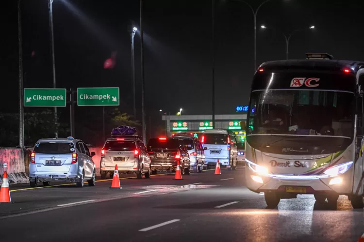 Km 48 70 Tol Japek Macet Polisi Berlakukan Sistem Buka Tutup Akurat