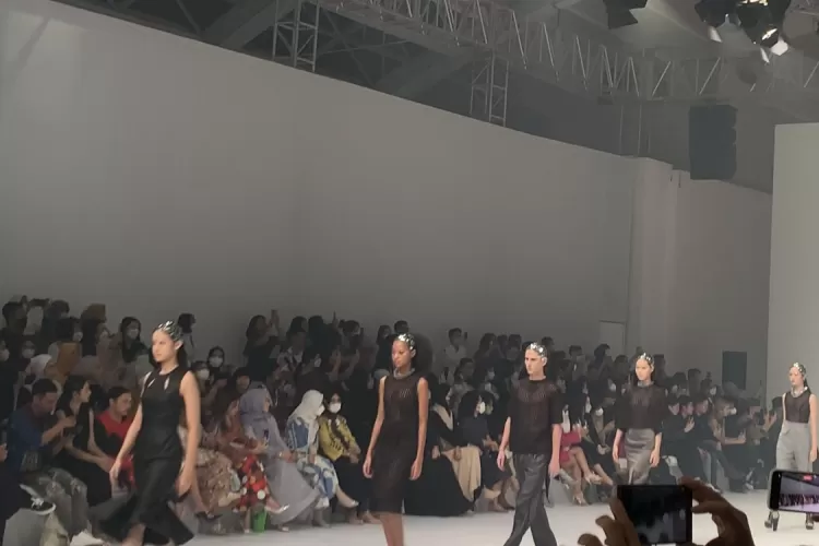 Desainer Yosafat Dwi Kurniawan Hadirkan Set Koleksi Spring Summer