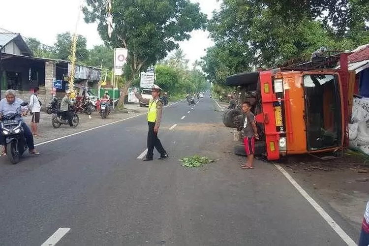 Ban Belakang Pecah Truk Bermuatan Pakan Babi Terguling Bali Express