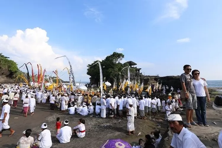 Melasti Di Pantai Tanah Lot Jadi Magnet Wisatawan Bali Express