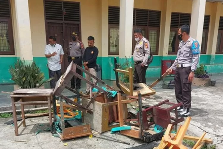 Sering Di Bully Teman Dan Gurunya Siswa Di Temanggung Bakar Sekolah