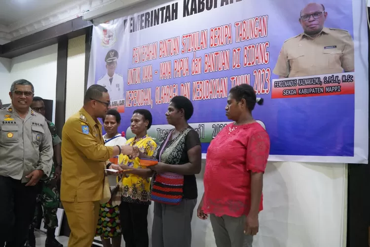 Pj Bupati Mappi Serahkan Tabungan Umkm Mama Papua Dan Non Papua