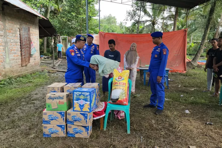 Ditpolairud Polda Sumsel Santuni Keluarga Almarhum Korban Kecelakaan