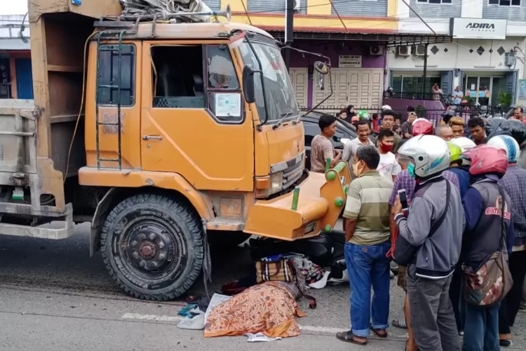 Truk Tronton Seruduk Pengendara Motor Korban Terseret Hingga 15 Meter