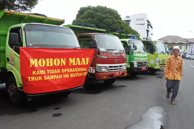 Foto Truk Pengangkut Sampah Jember Mogok Beroperasi Indozone News