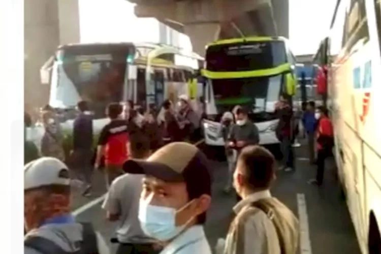 Begini Penjelasan Polisi Soal Video Viral Bus Berhenti Di Tol Japek