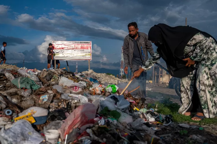 Foto Sanksi Adat Bagi Pembuang Sampah Sembarangan Di Palu Indozone News