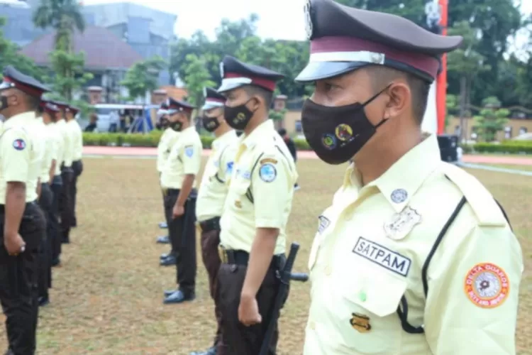 Dua Kali Berubah Berikut Sejarah Seragam Satpam Indonesia Yang Mirip