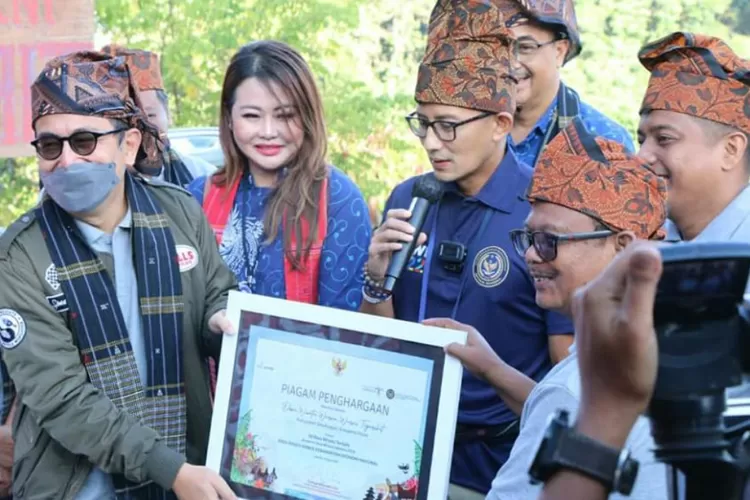 Sandiaga Kagum Desa Wisata Warna Warni Tigarihit Hingga Diganjar 50