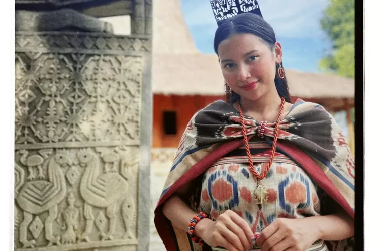 Indah Permatasari Cantik Natural Dibalut Outfit Kain Dari Sumba Vibes