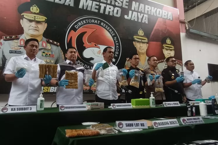 Polisi Bersama Bea Dan Cukai Gagalkan Penyelundupan Kokain Senilai Rp