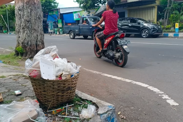 Tak Kunjung Diangkut Sampah Menumpuk Di Jalan Ahmad Yani Lumajang Beri