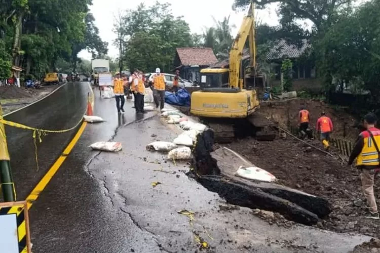 Polisi Alihkan Kendaraan Besar Hindari Jalan Ambles Di Tomo Sumedang