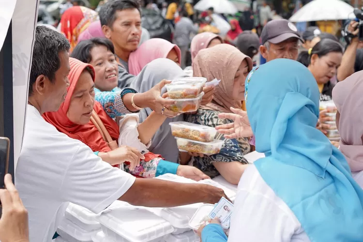 Bantu Pemulihan Ekonomi Batur Sandi Uno Borong Paket Nasi Warung Umkm